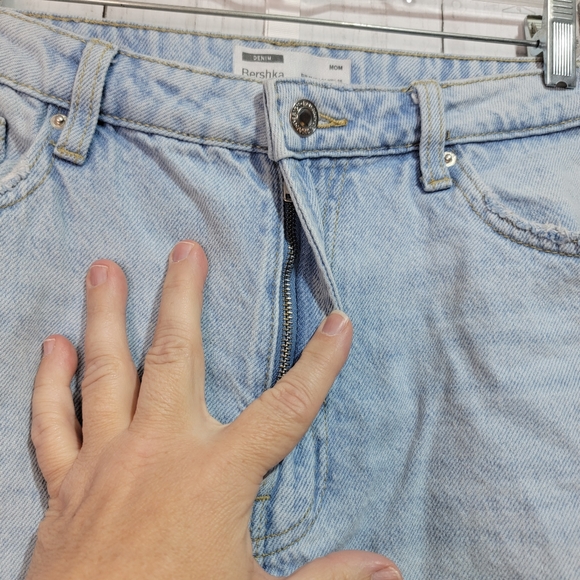 BERSHKA BLUE RIPPED MOM JEANS HIGH WAIST STRAIGHT LEG DISTRESSED Y2K Size US 6. - Picture 5 of 10